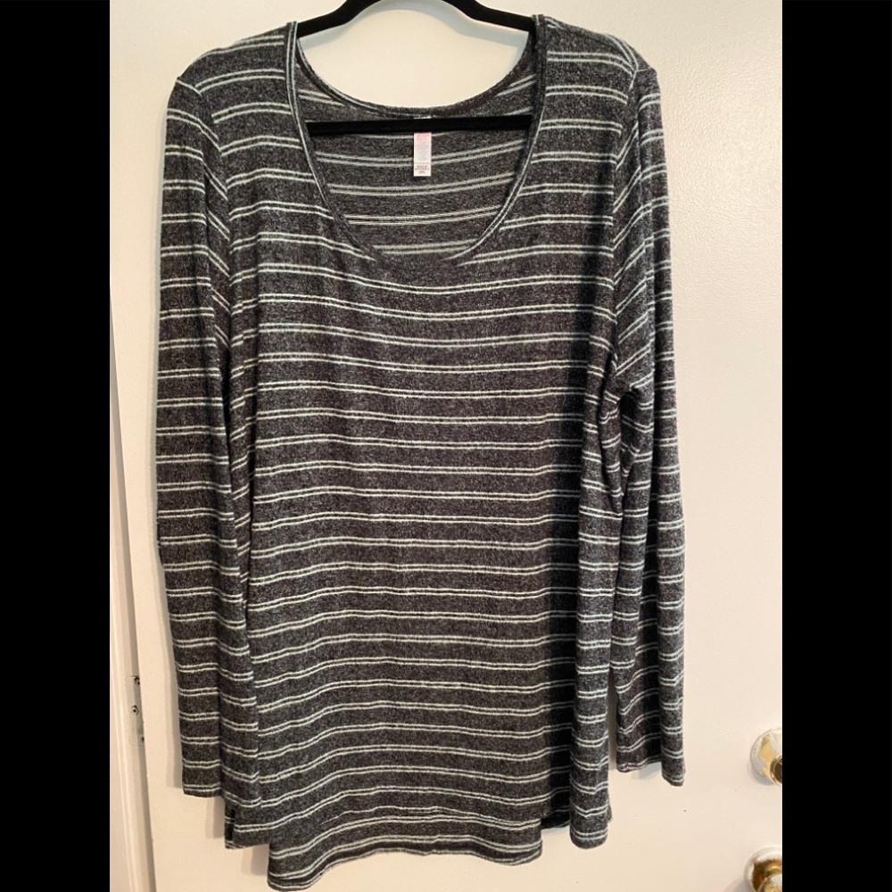 2X LuLaRoe Lynnae Long sleeve striped top